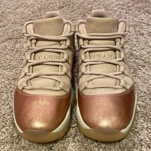 WMNS AIR JORDAN 11 RETRO LOW (ROSE GOLD)